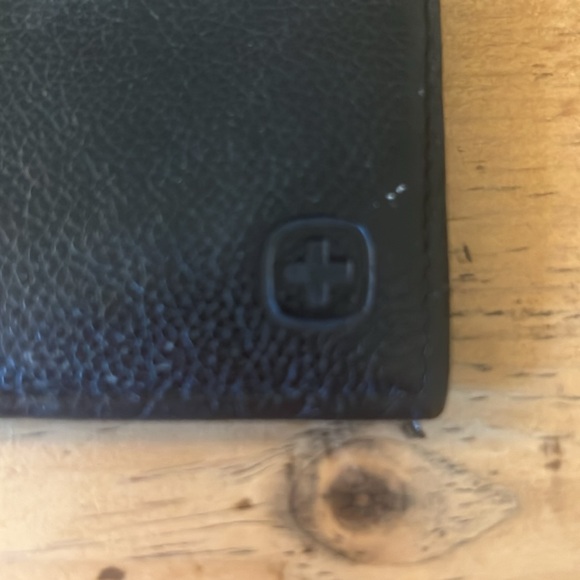Swiss Gear billfold - Picture 2 of 7